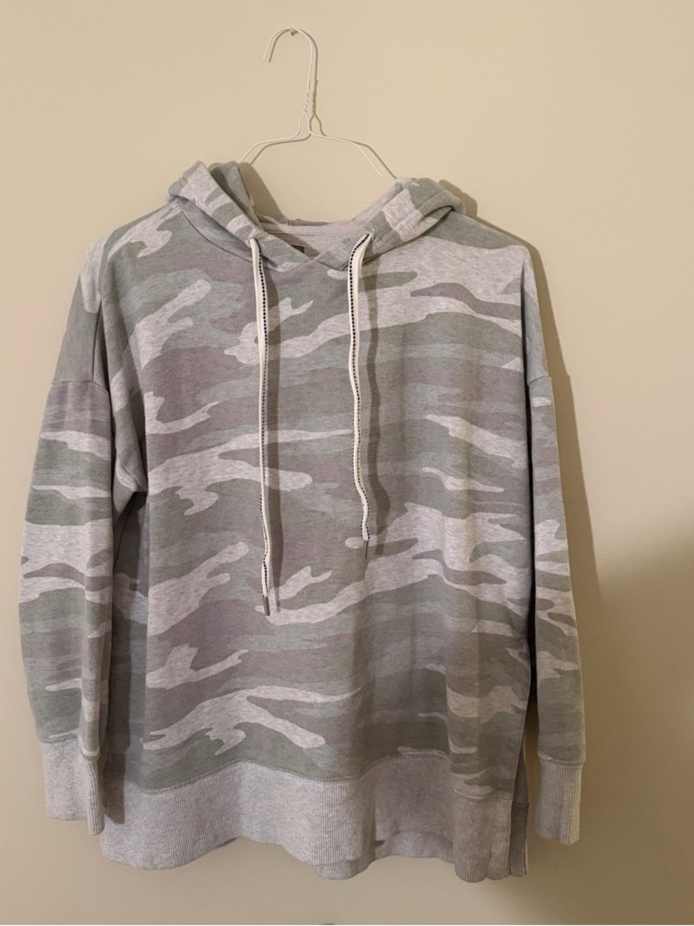 NWOT aerie Light Gray & Green Camo Hooded Sweatshirt, Hoodie, Size Medium